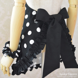 ブラック／ホワイト水玉スリムエプロン【シュクココロ ロゴ入り】